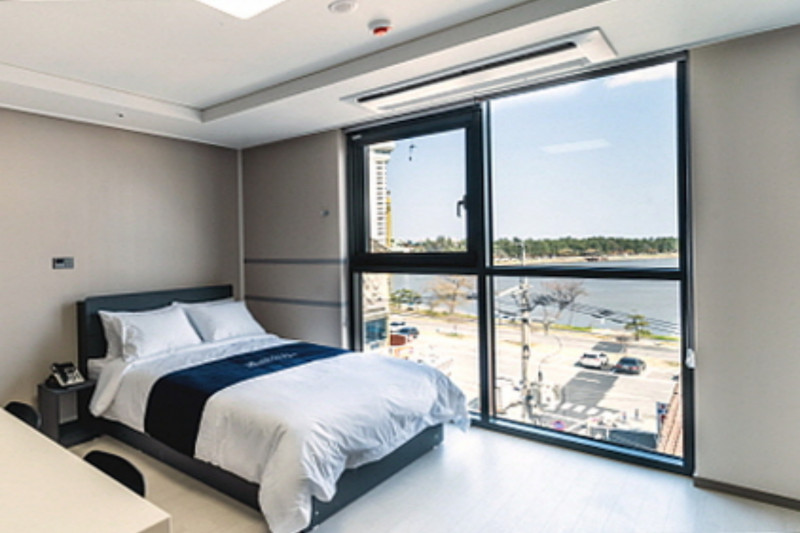 Premiere Double (Lake View)